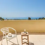 فيلة Theodoros *